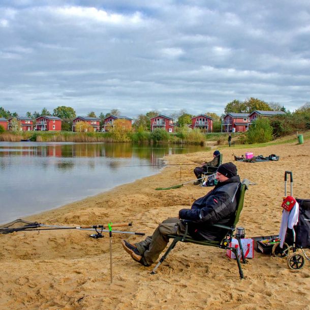 Foto von Anglern am Strand, die ihre Angelrute im Geestsee ausgeworfen haben.