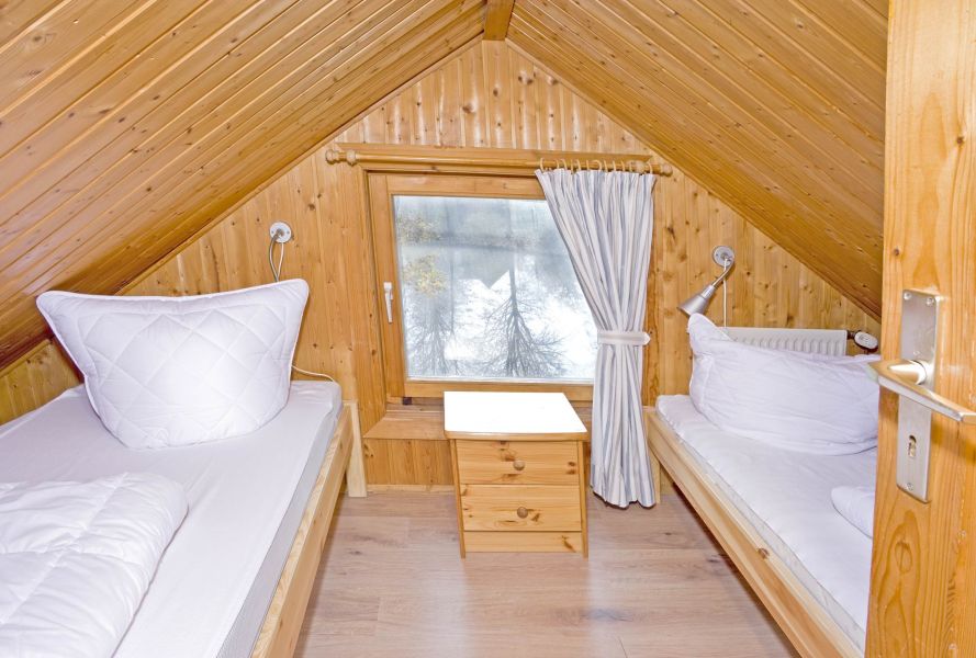 Foto von dem Schlafzimmer mit Einzelbetten im kleinen Blockhaus 333.