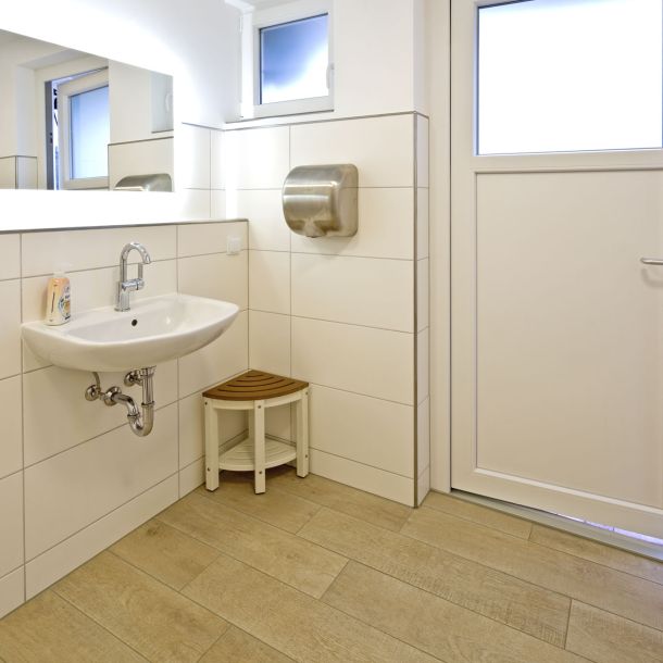 Foto eines modernen Mietbades mit Waschbecken und Duschen