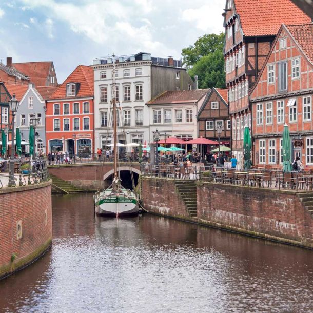 Genießen Sie den Blick auf den alten Hafen von Stade