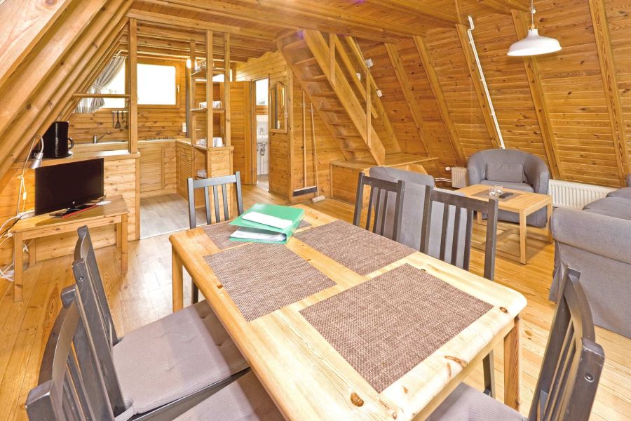 Foto von dem offenen Wohn- und Essbereich im Nurdachhaus 378.