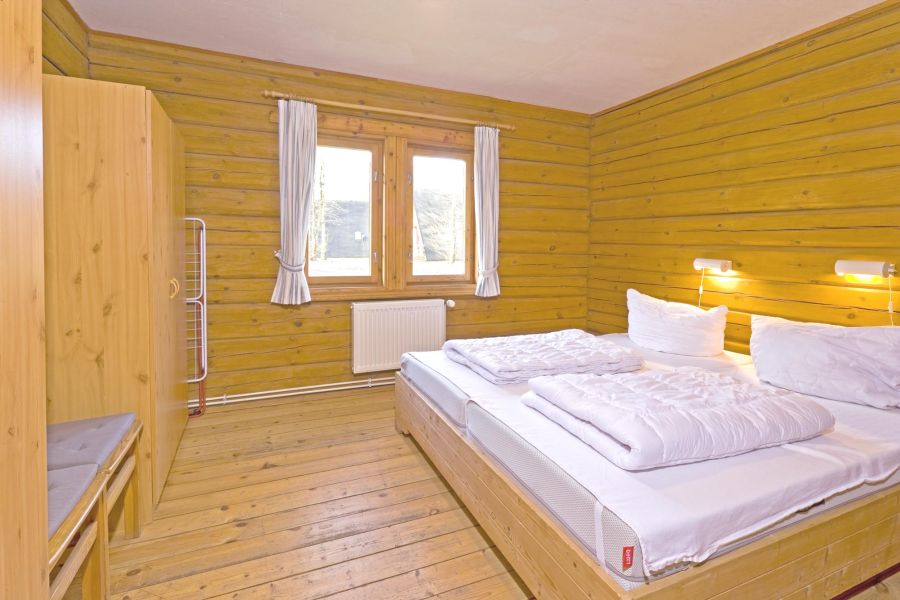 Foto von dem Schlafzimmer mit Doppelbett im Blockhaus 323.