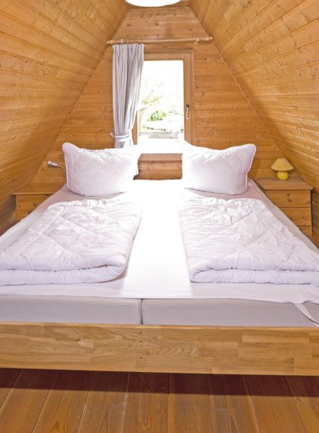 Foto von dem Schlafzimmer mit Doppelbett im Nurdachhaus 314.