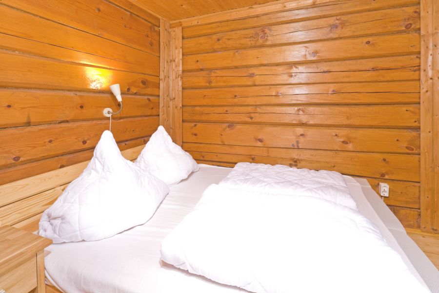Foto von dem Schlafzimmer mit Doppelbett im karelischen Blockhaus 354.