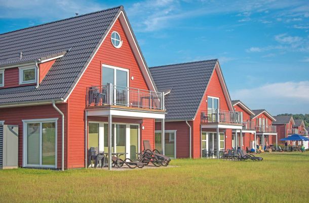 Typ G – Seewohnung 417 mit markanter Giebelform, Balkon und Sonnenliegen auf der Terrasse