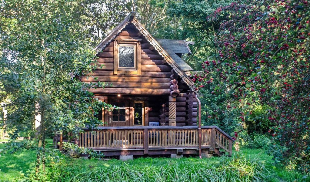 Foto von dem karelischen Blockhaus 354 zwischen Bäumen.
