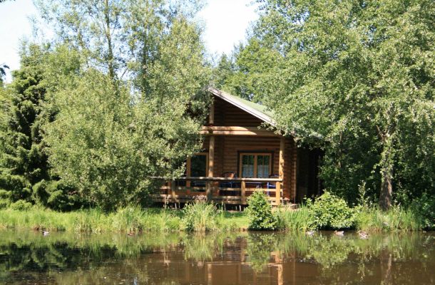 Typ E – Blockhaus 330 mit direkter Lage am Wasser, Veranda und großen Fenstern zum See