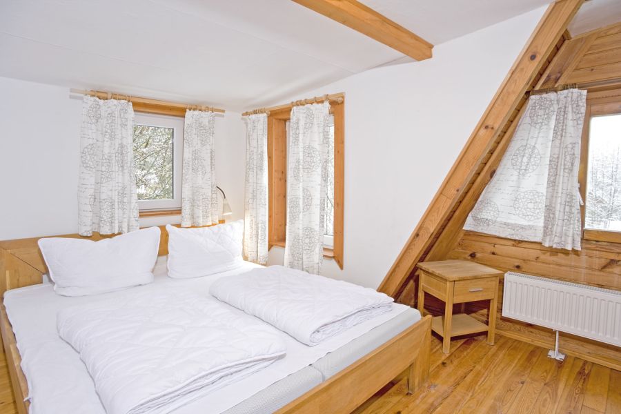 Foto von dem Schlafzimmer mit Doppelbett im Nurdachhaus 338.