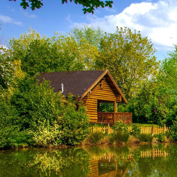 Foto von dem kleinen Blockhaus 325 am Wasser.