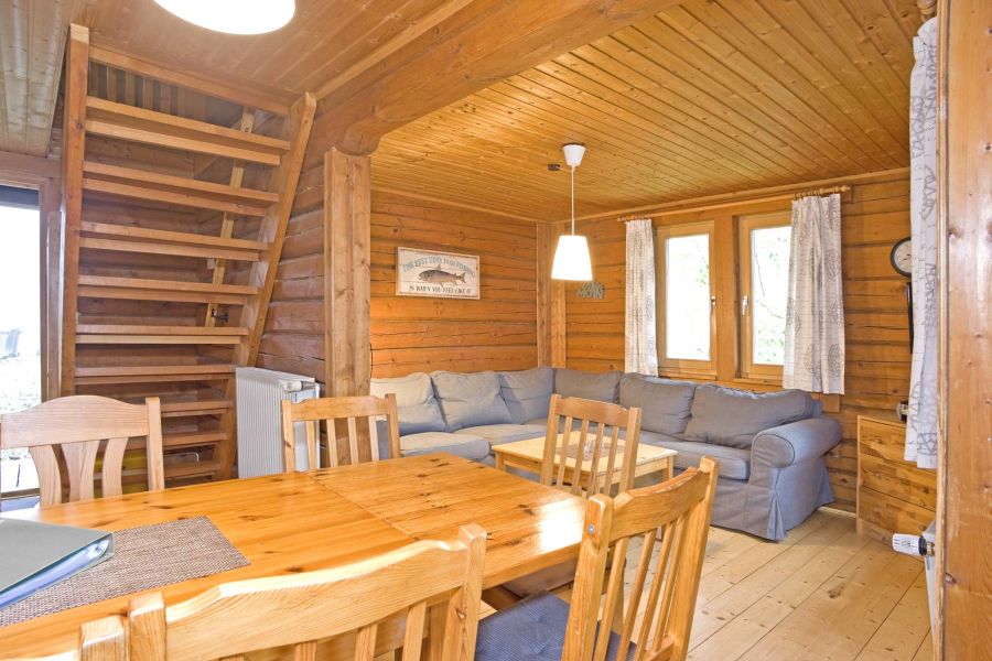 Foto von dem Ess- und Wohnbereich im karelischen Blockhaus 344.
