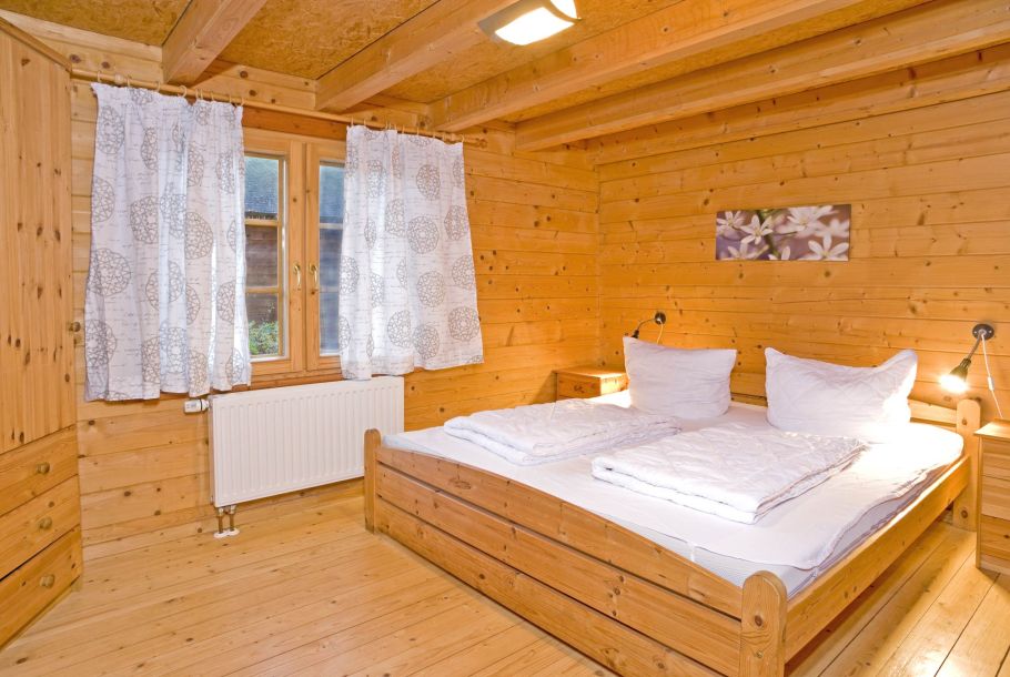Foto von dem Schlafzimmer mit Doppelbett im Blockhaus 327.