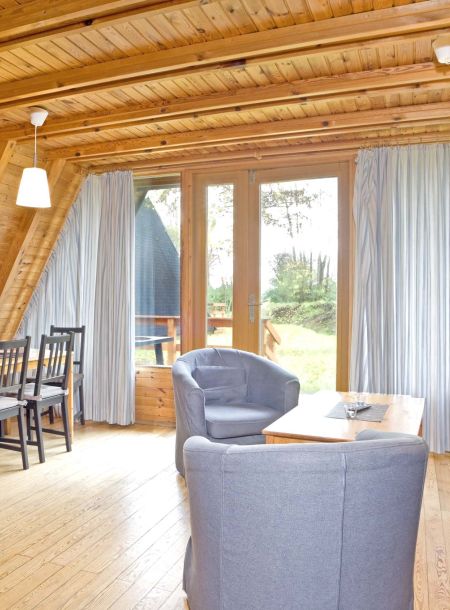 Foto von dem Wohnbereich mit Fensterfront im Nurdachhaus 379.