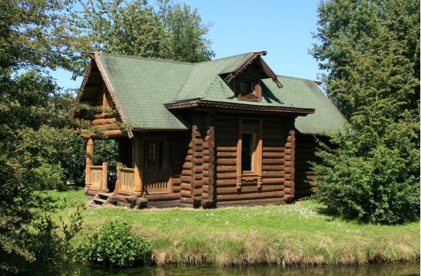 Typ D – karelisches Blockhaus 355 mit grüner Bedachung und typischer Blockbauweise