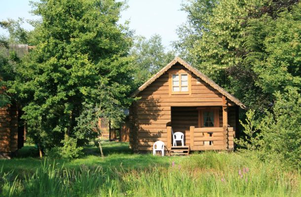 Typ B – kleines Blockhaus 342 mit Balkon, Holzveranda und ruhiger Waldlage