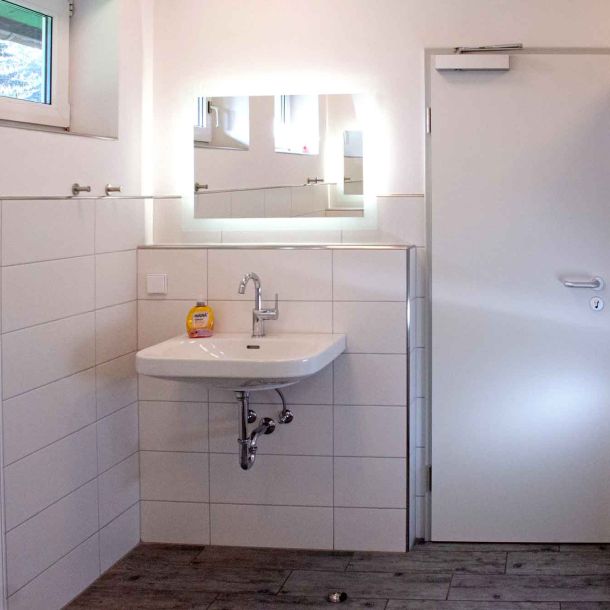 Foto des Duschbereiches im grünen Sanitärgebäude.