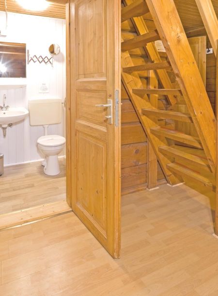 Foto von dem kleinen Duschbad im karelischen Blockhaus 354.