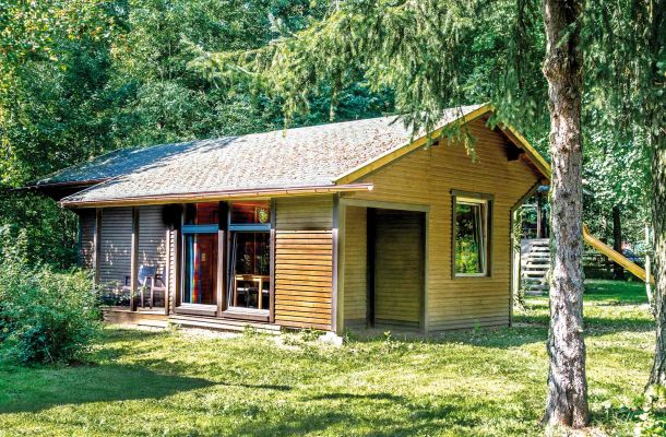 Typ B – Ferienhaus 374 mit modernem Holzlook, Flachdach und kleiner Veranda