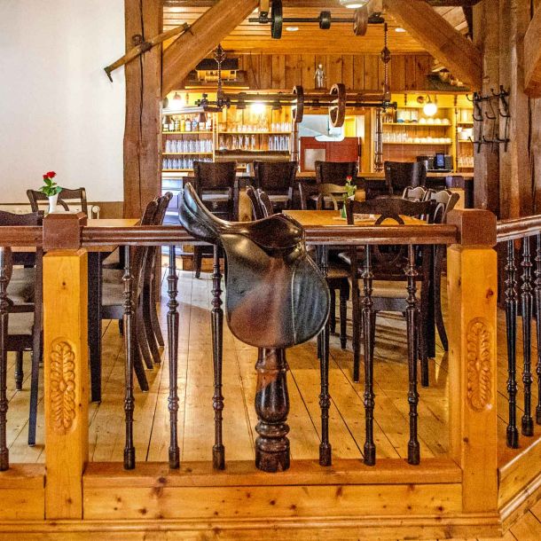 Foto des Innenbereichs vom Restaurant "Raubritter" mit abgegrenztem Essbereich auf einer kleinen Empore.