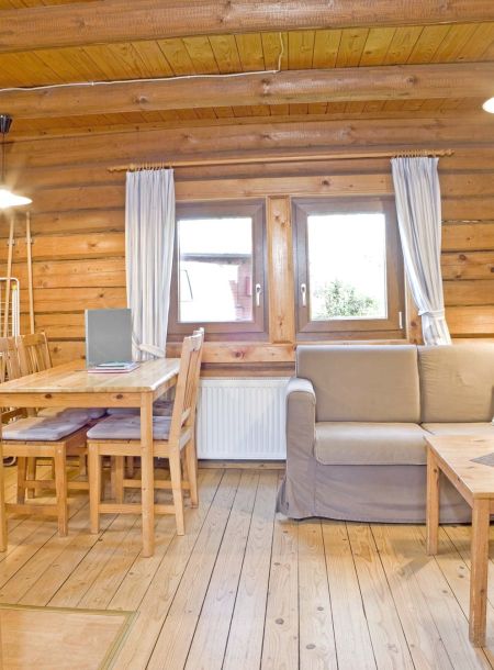 Foto von dem Wohn- und Essbereich im kleinen Blockhaus 341.