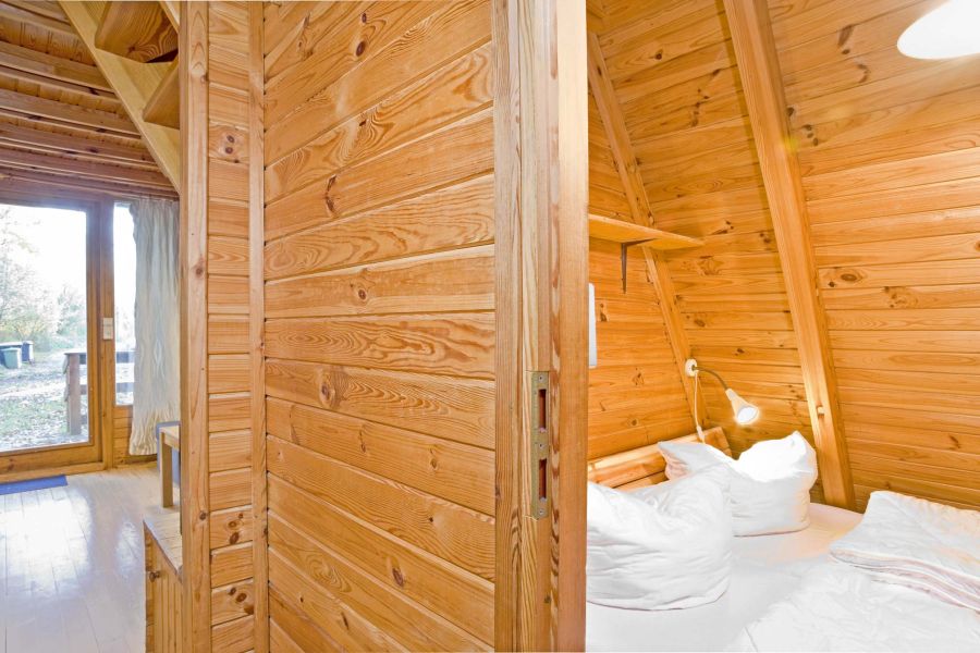 Bild des Schlafzimmers mit Doppelbett im Nurdachhaus 306.
