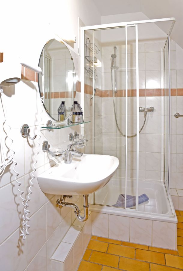 Foto eines Badezimmers mit Dusche