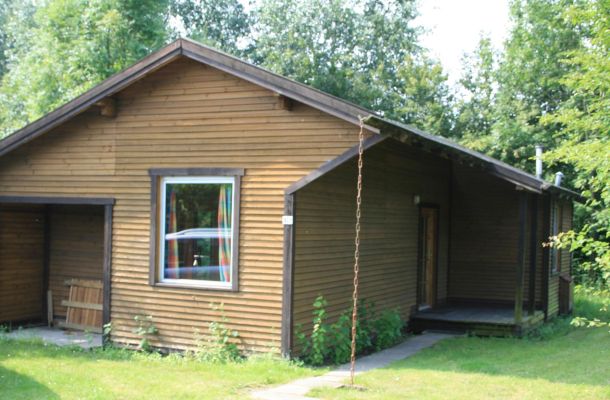 Typ B – Ferienhaus 376 mit rechteckigem Grundriss, zurückgesetzt im grünen Bereich