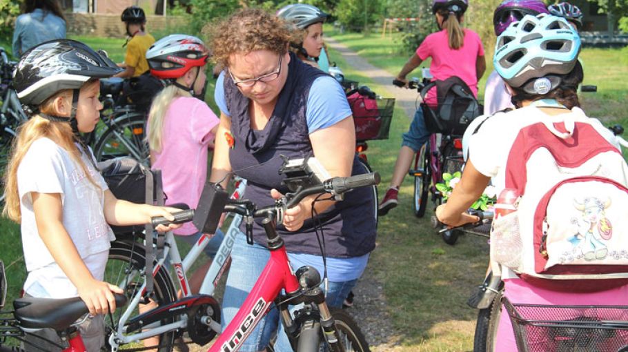 Foto einer Frau mit ihrem Kind, die sich das Kinderfahrrad anschauen.