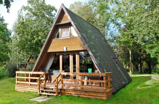 Typ D – Nurdachhaus 380 mit steiler Fassade, heller Holzverkleidung und Frontfenstern
