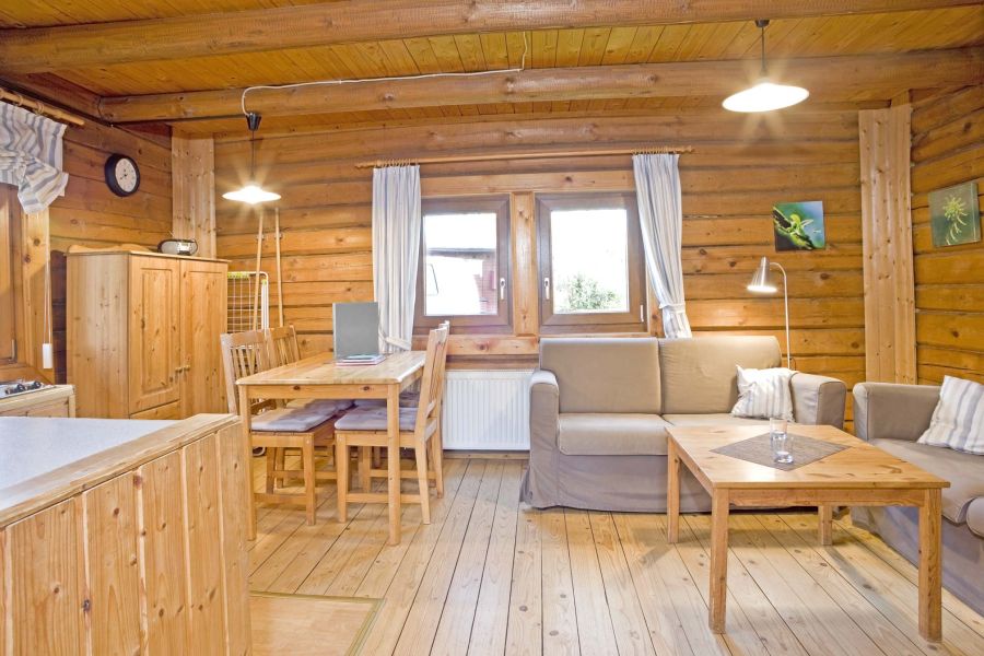 Foto von dem Wohn- und Essbereich im kleinen Blockhaus 341.