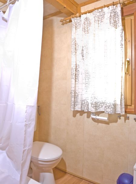 Foto von dem Duschbad im Blockhaus 326.