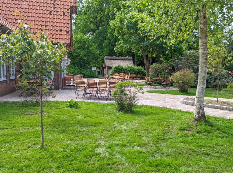 Foto einer Rasenfläche an der Terrasse des Restaurants "Raubritter".