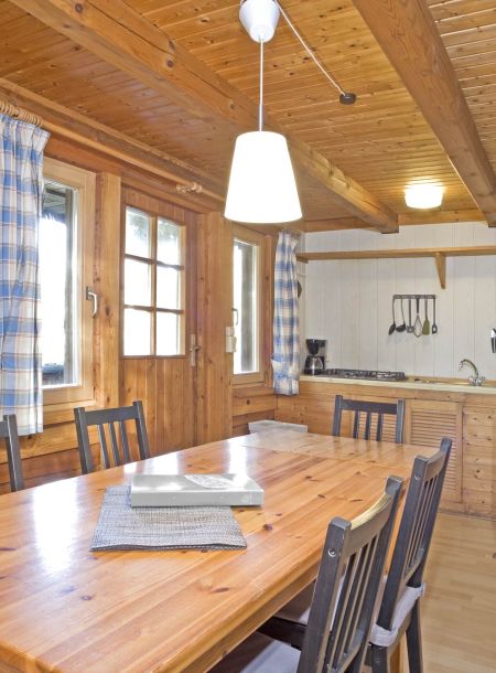 Foto von dem Essbereich mit offener Küche im karelischen Blockhaus 355.