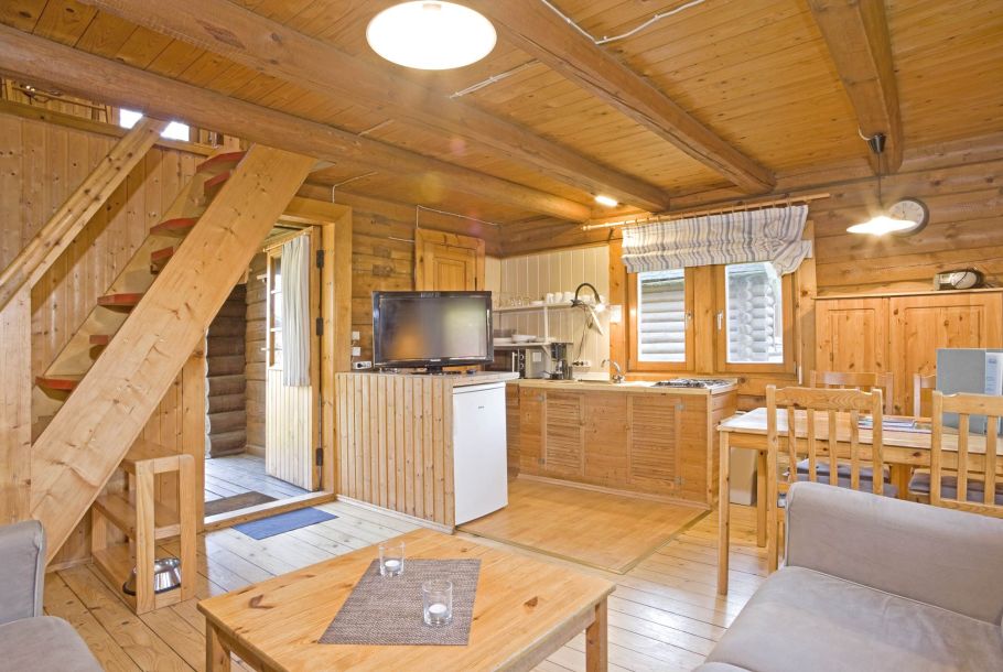 Foto von dem Wohn- und Essbereich im kleinen Blockhaus 341.