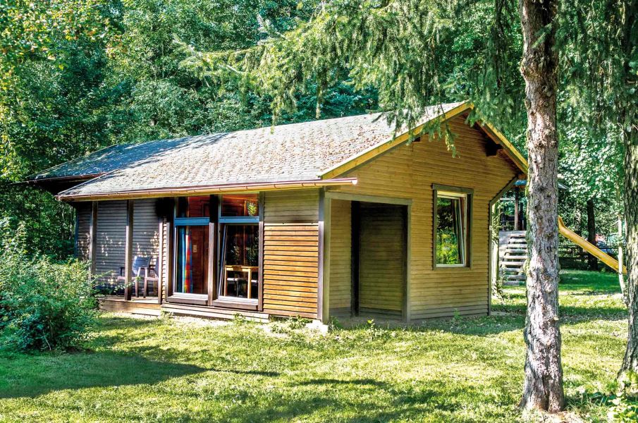 Foto von dem Ferienhaus 374 mit Spielplatz im Hintergrund.
