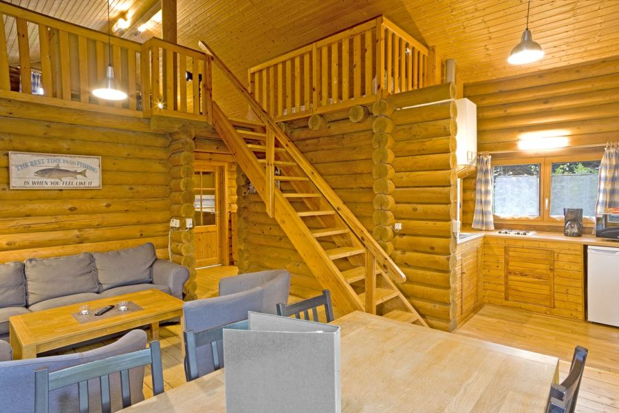Foto von dem Wohnbereich mit Holztreppe im Blockhaus 330.