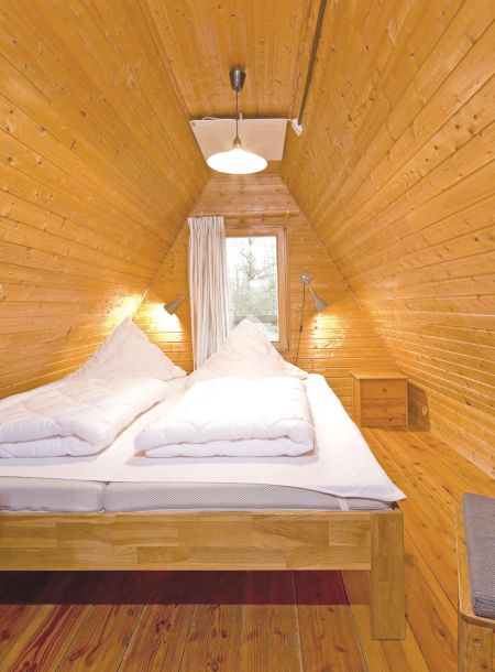 Foto von dem Schlafzimmer mit Doppelbett im Nurdachhaus 313.