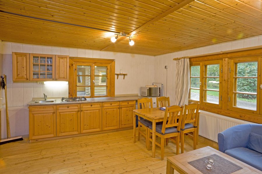 Foto von dem Küchen- und Essbereich im kleinen Blockhaus 325.
