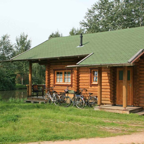 Foto von einem Ferienhaus, vor dem einige Fahrräder abgestellt wurden.