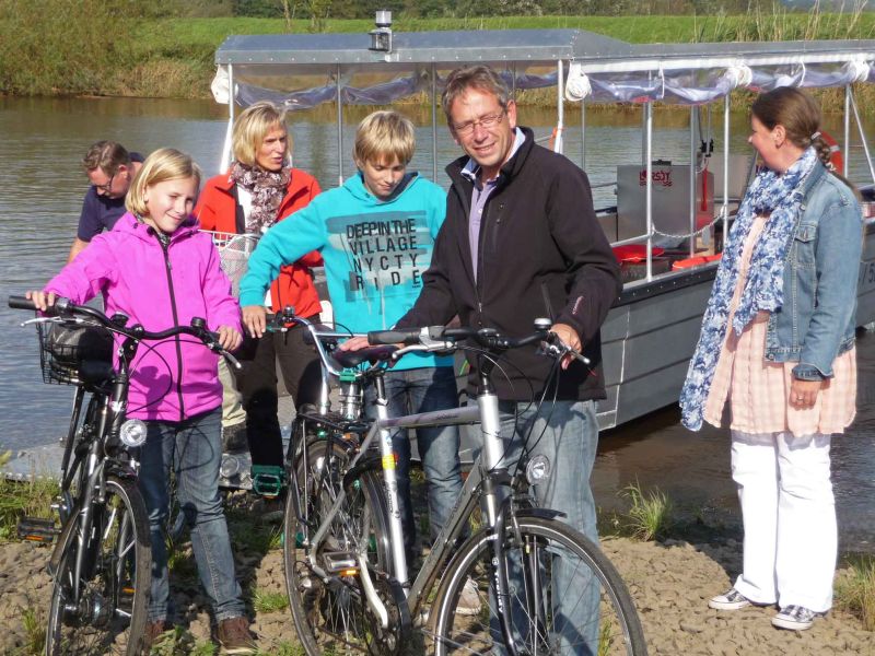 Foto einer Familie mit Fahrrädern, die vom Püttenhüpper an Land gelassen werden. 