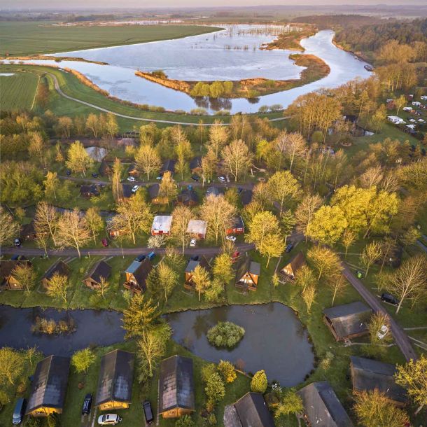 Foto von der Ferienhausanlage aus der Vogelperspektive.