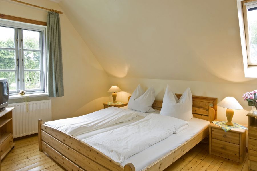 Gemütliches Ferienzimmer mit Doppelbett über dem Restaurant auf dem Geesthof
