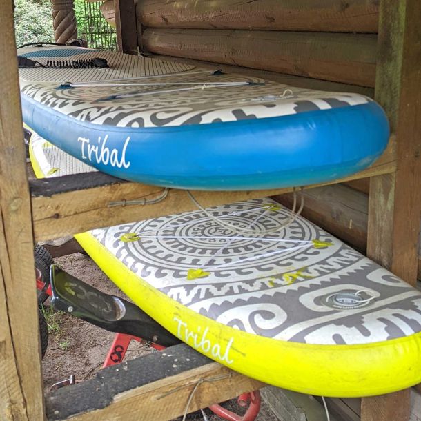 Foto von zwei SUP-Board im Fahrradschuppen auf dem Geesthof.
