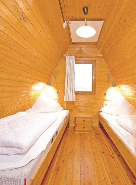 Foto von dem Schlafzimmer mit zwei Einzelbetten im Nurdachhaus 313.
