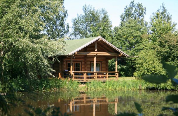 Typ E – Blockhaus 331 am Seeufer mit überdachter Veranda und Blick auf das Wasser
