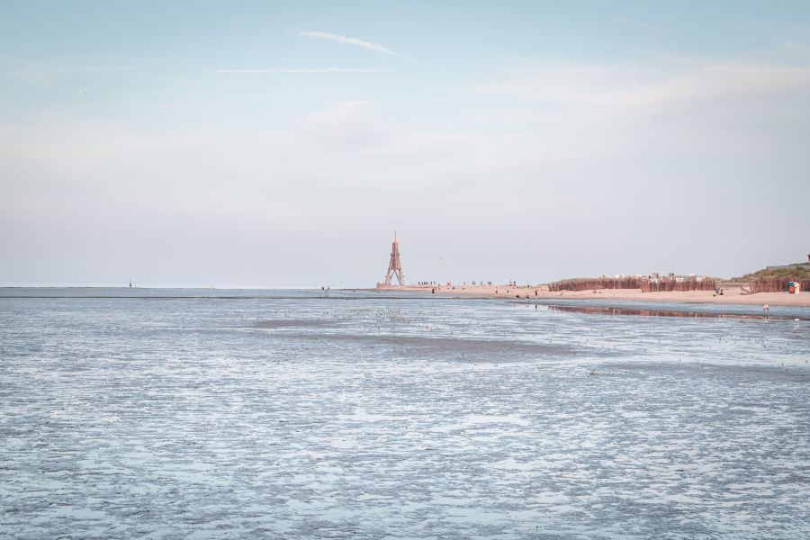 Foto der Kugelbake in Cuxhaven mit Blick auf die Nordsee.