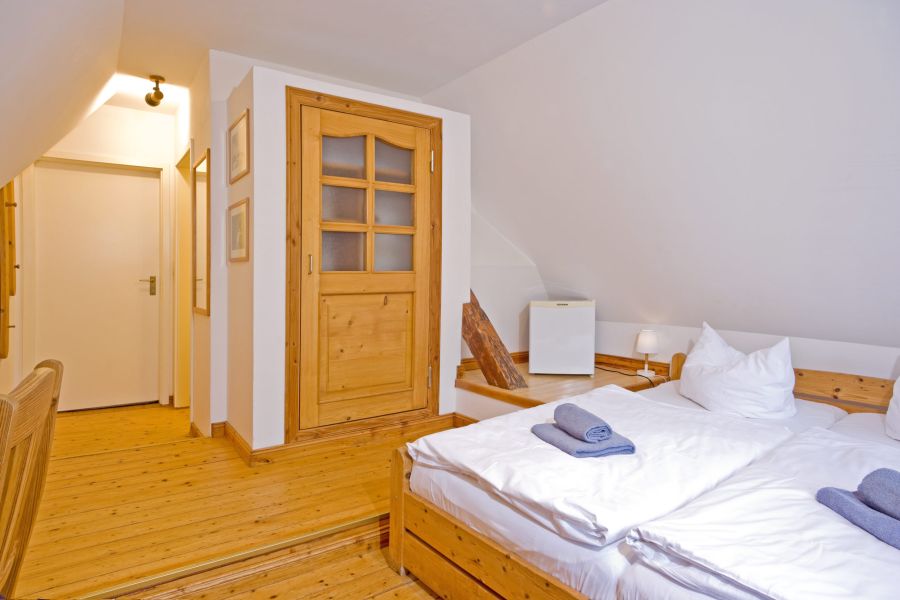 Foto eines Ferienzimmers mit Doppelbett und Einbauschrank