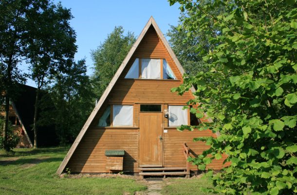 Typ D – Nurdachhaus 378 mit Holzfassade, großer Frontverglasung und Balkon in A-Form