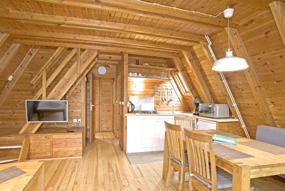Foto von dem Wohnraum mit Blick auf die Küche im Ferienhaus 302.