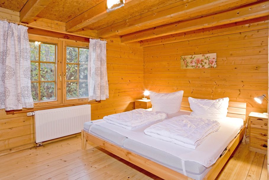 Foto von dem Schlafzimmer mit Doppelbett im Blockhaus 326.