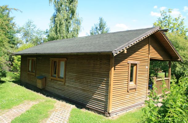 Typ C – Blockhaus 365 mit einfachem Holzbau, kleiner Terrasse und klarer Architektur